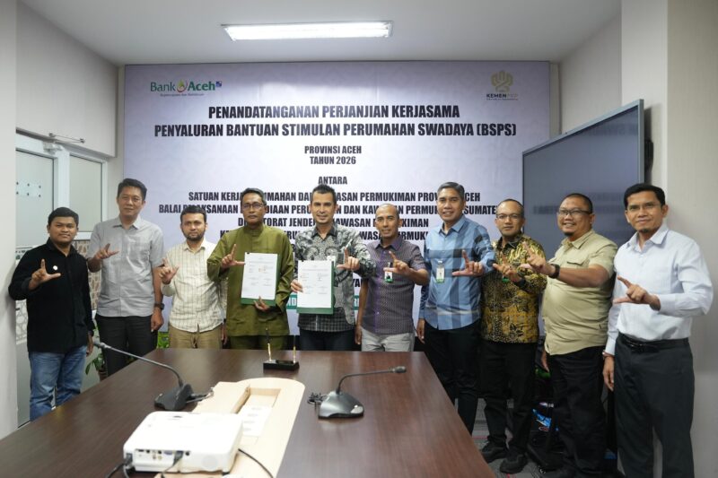Kerja Sama - Direktur Dana dan Jasa Bank Aceh, M Hendra Supardi dan jajaran, bersama PPK Rumah Swadaya dan Pengembangan Kawasan Permukiman Delineasi Kawasan Permukiman, Perdesaan dan Perkotaan, Lukman Hakim usai Penandatanganan Perjanjian Kerja Sama tentang Penyaluran Bantuan Stimulan Perumahan Swadaya (BSPS) Provinsi Aceh Tahun 2026 di Kantor Pusat Bank Aceh, Banda Aceh, Kamis (12/03/2026).