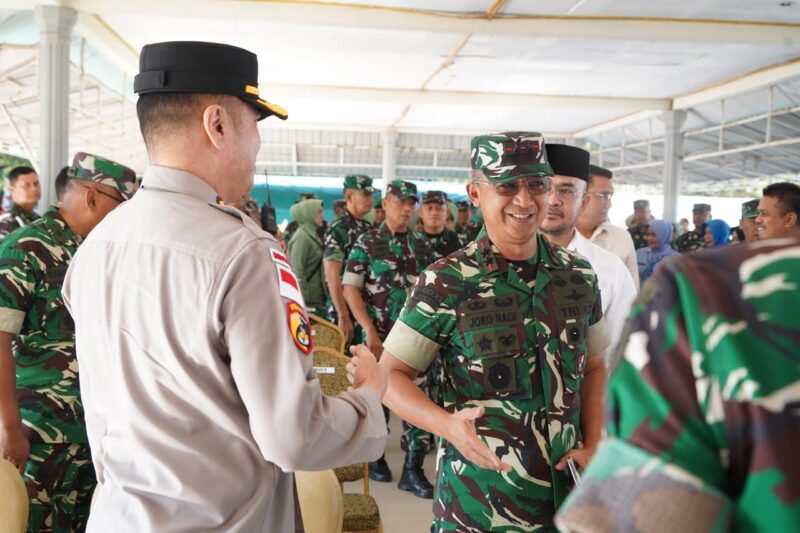 Pangdam Iskandar Muda Mayjen TNI Joko Hadi Susilo meninjau pelaksanaan Bazar Ramadhan yang diselenggarakan Kodam Iskandar Muda untuk membantu masyarakat memperoleh sembako murah di Banda Aceh, Jumat (13/03/2026). Foto: Dok. Istimewa