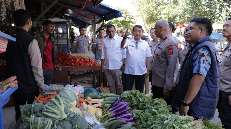 Wakapolda Aceh Brigjen Pol. Ari Wahyu Widodo saat tinjau pasar murah, Jumat (13/03/2026). Foto: Polda Aceh