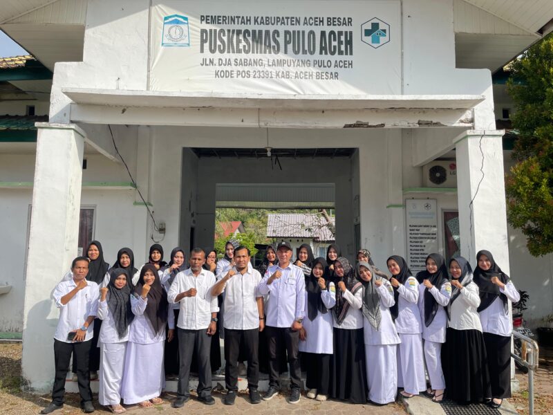 Kepala Puskesmas Pulo Aceh bersama tenaga kesehatan berfoto bersama di halaman Puskesmas Pulo Aceh, Kabupaten Aceh Besar, usai kegiatan peninjauan pelayanan kesehatan oleh Plt Kepala Dinas Kesehatan Aceh Besar, Agus Husni, beberapa waktu lalu.