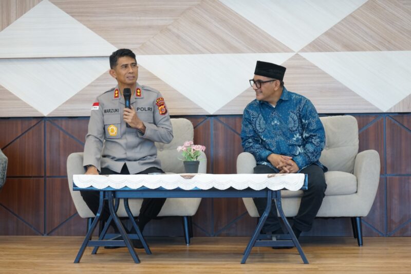 Kapolda Aceh Irjen Pol Drs. Marzuki Ali Basyah, M.M. memberikan arahan kepada jajaran pegawai KPP Pratama Banda Aceh di Lampriet, Kota Banda Aceh, Jumat (13/03/2026). Foto: Humas Polda Aceh.