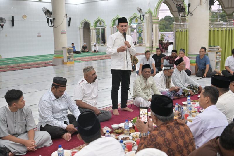 Wakil Gubernur Aceh Fadhlullah berbuka puasa bersama ratusan masyarakat di Gampong Teupin Raya, Kabupaten Pidie, Jumat (13/03/2026). Kegiatan yang berlangsung di Masjid Darussaadah itu turut dihadiri sejumlah anggota DPRA, tokoh Komite Peralihan Aceh (KPA), serta tokoh masyarakat setempat.