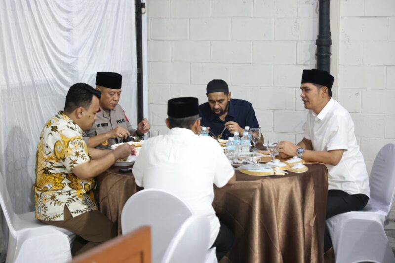 Gubernur Aceh Muzakir Manaf dan Wakapolda Aceh, serta wakajati aceh hadir dalam acara buka puasa bersama yang penuh kehangatan di rumah dinas Sekda Aceh M. Nasir di Banda Aceh, Jumat (13/03/2026).