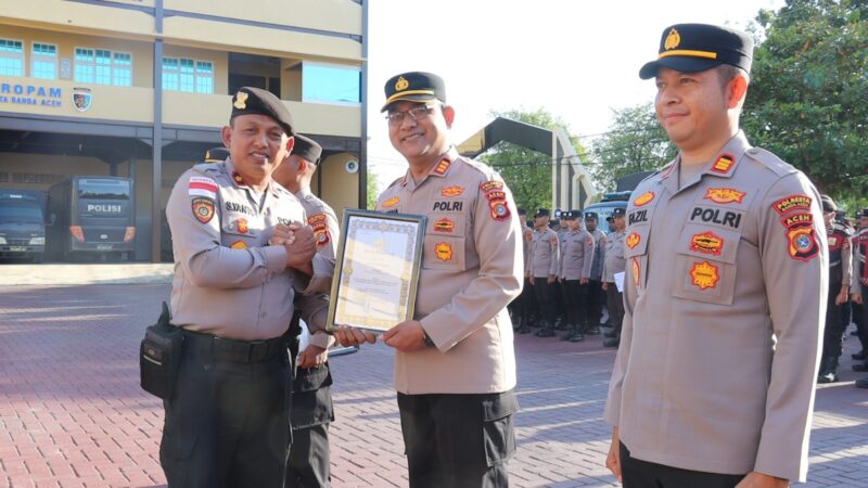 Kapolresta Banda Aceh Kombes Pol Andi Kirana menyerahkan penghargaan kepada Polsek jajaran Polresta Banda Aceh dalam lomba kebersihan lingkungan kerja tahun 2026.