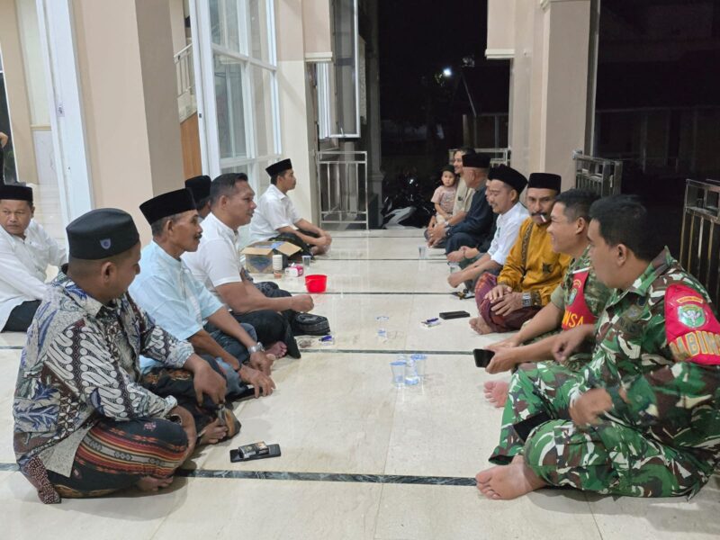 Wakil Bupati Aceh Besar Syukri didampingi Camat Blang Bintang Subhan, SE, MM bersilaturahmi dengan masyarakat Kemukiman Sungai Makmur dalam kegiatan Safari Ramadhan yang digelar Forkopimcam Blang Bintang di Masjid Baitul Makmur, Kecamatan Blang Bintang, Aceh Besar, Jumat (13/03/2026).