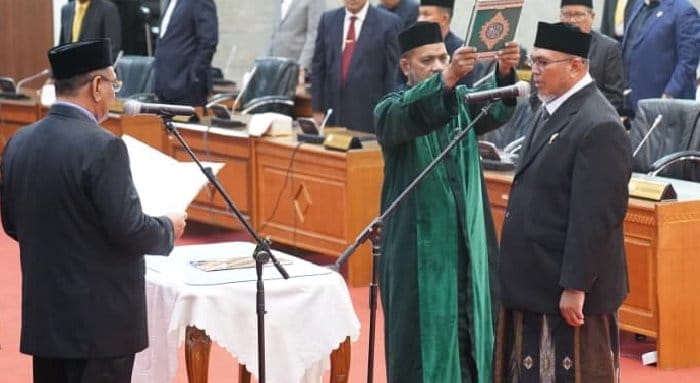 Tgk. M. Nizar resmi mengucapkan sumpah/janji sebagai anggota DPRA pengganti Waled Nura di Gedung Utama DPRA, Banda Aceh, Rabu (11/03/2026). Foto: Dok. DPRA