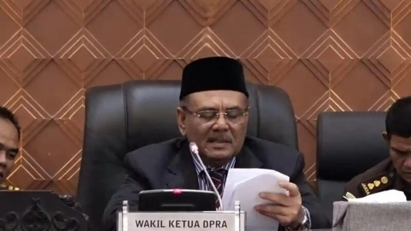 Wakil Ketua DPR Aceh, Ali Basrah, saat membacakan surat dari Fraksi Partai Golkar DPR Aceh terkait reposisi susunan anggota Banggar, dalam Rapat Paripurna DPR Aceh, di Ruang Rapat Utama Gedung DPRA, Rabu (11/03/2026).Foto: Dok DPRA