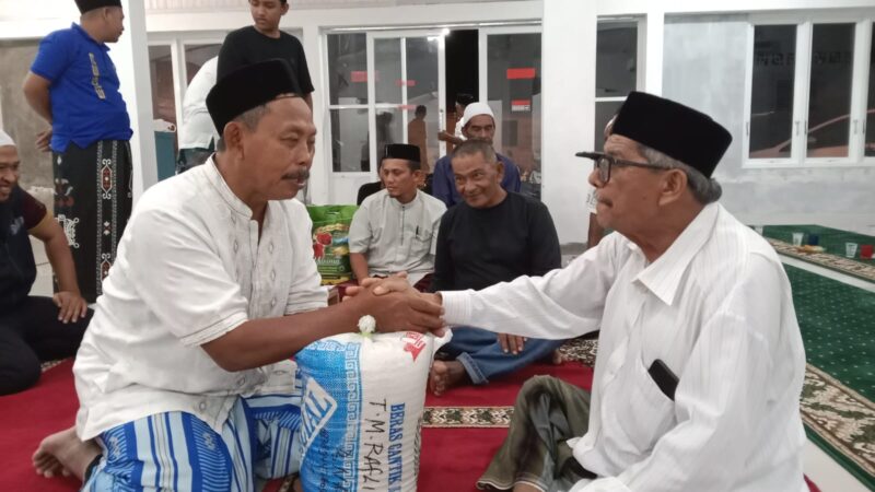 Warga mulai menunaikan zakat fitrah di Meunasah Leu Ue, Gampong Leu Ue, Kecamatan Darul Imarah, Kabupaten Aceh Besar, Jumat (13/03/2026) malam.