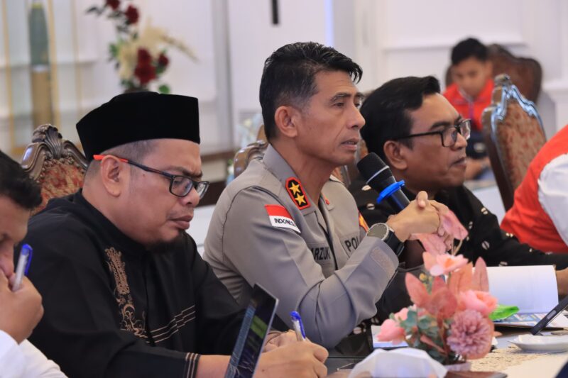 Kapolda Aceh Irjen Pol. Drs. Marzuki Ali Basyah, M.M., menyampaikan arahan saat mengikuti Rapat Koordinasi Forkopimda Aceh terkait kesiapan menyambut Hari Raya Idulfitri 1447 H di Meuligoe Wali Nanggroe, Aceh Besar, Kamis (12/03/2026). Foto: (Humas Polda Aceh).