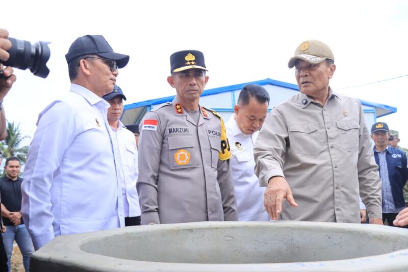 Menkopolkam RI Jenderal TNI (Purn) Djamari Chaniago didampingi Kapolda Aceh Irjen Pol. Drs. Marzuki Ali Basyah, M.M., Wakil Gubernur Aceh, serta unsur Forkopimda meninjau kawasan Hunian Tetap (Huntap) yang diresmikan di Desa Kuala Cangkoi, Kecamatan Lapang, Kabupaten Aceh Utara, Sabtu (14/03/2026). Foto: (Humas Polda Aceh).