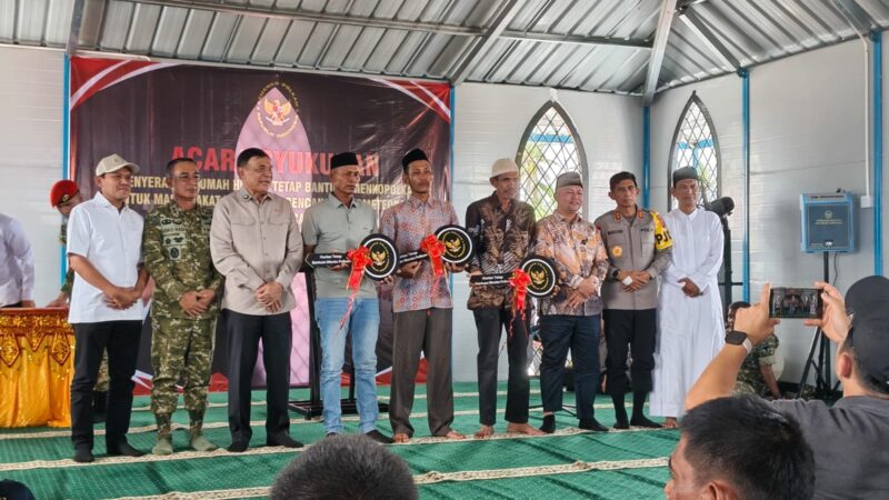 Menko Polkam RI bersama Pangdam Iskandar Muda dan unsur Forkopimda menyerahkan secara simbolis kunci hunian tetap kepada perwakilan warga terdampak banjir bandang dan tanah longsor di Gampong Kuala Cangkoy, Kecamatan Lapang, Kabupaten Aceh Utara, Sabtu (14/03/2026). Foto: Dok. Istimewa