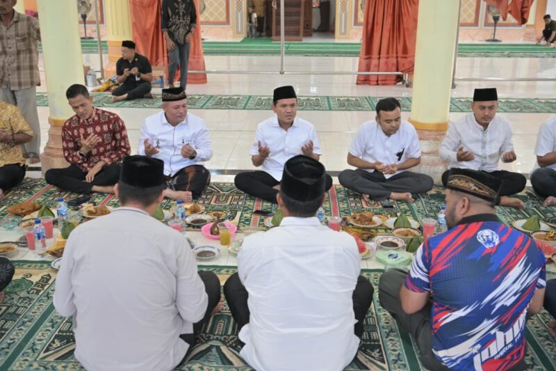 Wakil Gubernur Aceh,  Fadlullah SE, menghadiri undangan Bupati Aceh Utara H. Ismail A.Jalil, SE, MM untuk Buka Puasa bersama dengan Masyarakat Gampong Matang Drien sekitar 1000 lebih di Masjid Baitul Ghafur, Gp. Matang Drien, Kec. Tanah Jambo Aye, Aceh Utara. (14/03/2026).