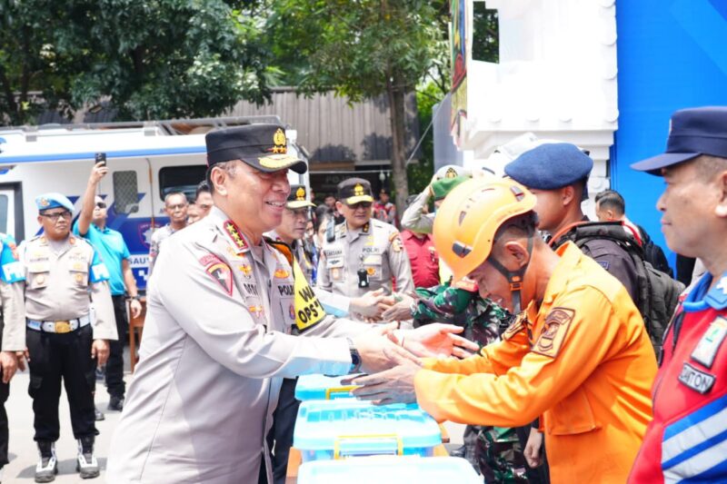 Wakapolri meninjau Pos Terpadu Operasi Ketupat 2026 di Rest Area KM 57A Karawang, Jawa Barat, Sabtu (14/03/2026), guna memastikan kesiapan personel serta fasilitas pelayanan bagi pemudik dalam rangka pengamanan arus mudik Lebaran 1447 Hijriah. Foto: (Humas Polri).