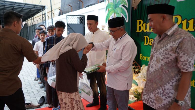 Asisten I Sekdakab Aceh Besar, Farhan AP memberi santunan kepada anak yatim di Kantor Bank Aceh Cabang Jantho, Jumat (13/03/2026). 