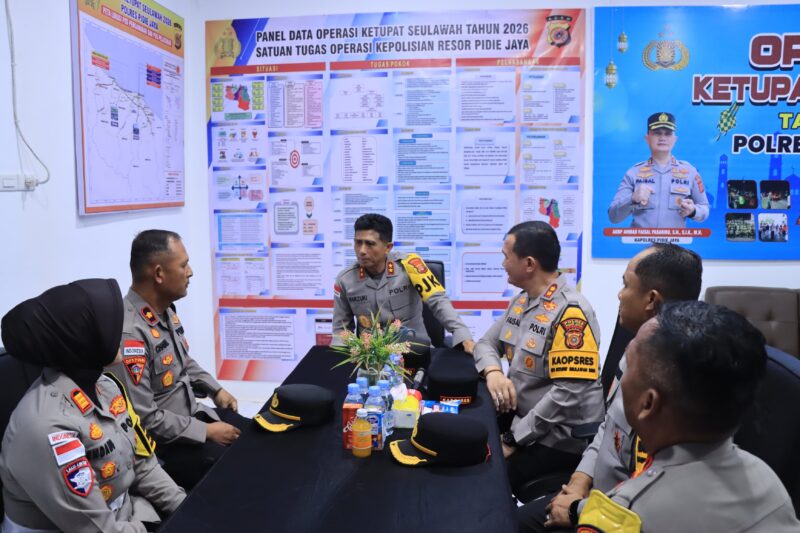 Kapolda Aceh, Irjen Pol Marzuki Ali Basyah meninjau Posyan Operasi Ketupat Seulawah 2026 di Pidie Jaya, Sabtu (14/03/2026) malam. Foto: Polda Aceh