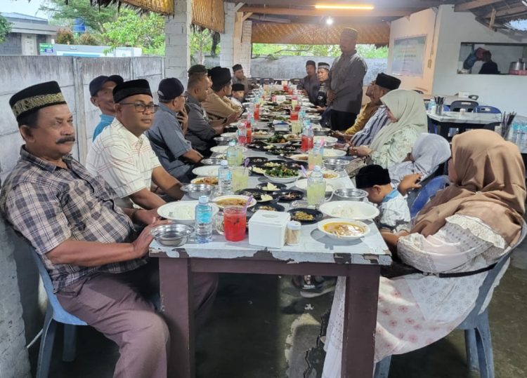 Serikat Perusahaan Pers (SPS) Aceh menggelar kegiatan buka puasa bersama yang dirangkaikan dengan santunan kepada anak yatim sebagai agenda rutin setiap bulan suci Ramadan. Kegiatan tersebut berlangsung di Warung Dek Gam 2, Kawasan Lampineung, Banda Aceh, Sabtu,(14/03/2026). Foto: Dok SPS Aceh.