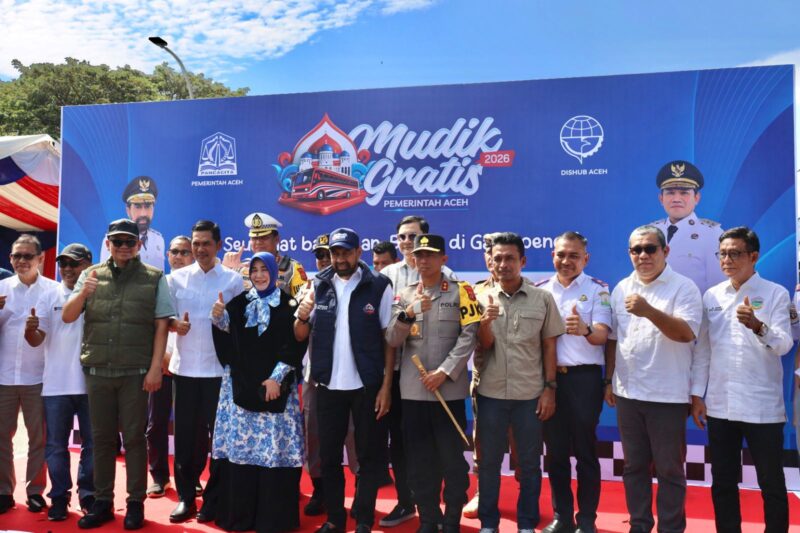 Gubernur Aceh Muzakir Manaf bersama Kapolda Aceh Irjen Pol. Marzuki Ali Basyah dan unsur Forkopimda Aceh berfoto bersama usai melepas peserta Program Mudik Gratis Pemerintah Aceh Tahun 2026 di Depo Angkutan Massal Transkutaraja, Terminal Tipe A Batoh, Banda Aceh, Minggu (15/03/2026). Foto: (Humas Polda Aceh).