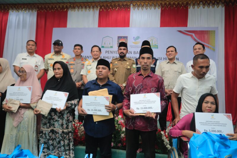 Wakil Gubernur Aceh, Fadhlullah, SE bersama Menteri Dalam Negeri, H. Muhammad Tito Karnavian, Menteri Sosial, Saifullah Yusuf dan Kapolda Aceh, Irjen Pol. Marzuki Ali Basyah menyerahkan bantuan santunan kepada ahli waris, jaminan hidup, isi hunian dan bantuan stimulan sosial ekonomi kepada korban bencana hidrometeorologi di Aula Pendopo Bupati Aceh Timur, Senin,16 Maret 2026.
