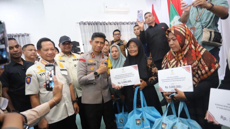 Kapolda Aceh Irjen Pol. Drs. Marzuki Ali Basyah, M.M., bersama Menteri Dalam Negeri Muhammad Tito Karnavian dan Menteri Sosial Saifullah Yusuf (Gus Ipul) menyerahkan secara simbolis bantuan kepada masyarakat terdampak banjir di Kabupaten Aceh Timur pada kegiatan penyaluran bantuan pemerintah di Pendopo Idi Rayeuk, Aceh Timur, Senin (16/03/2026).Foto: (Humas Polda Aceh).