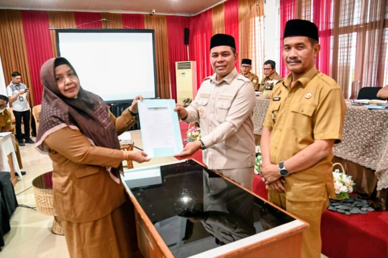 Bupati Aceh Besar, H Muharram Idris didampingi Wakil Bupati Drs Syukri menyaksikan penandatanganan fakta integritas kepala Bappeda Aceh Besar, di Gedung Dekranasda Aceh Besar, Gampong Gani, Kecamatan Ingin Jaya, Aceh Besar, Senin (16/03/2026). 