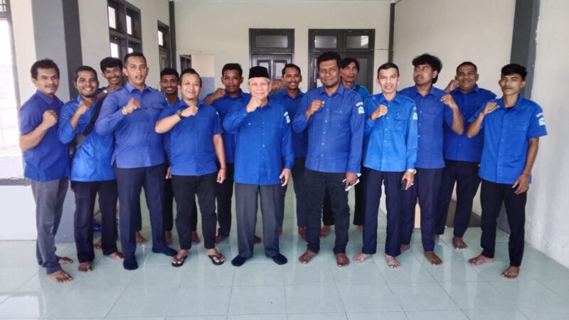 Plt Direktur Utama Yusmadi dan didampingi Direktur Umum David Zainal, menggelar rapat evaluasi kinerja pegawai Cabang Darul Imarah, Senin (16/03/2026). 