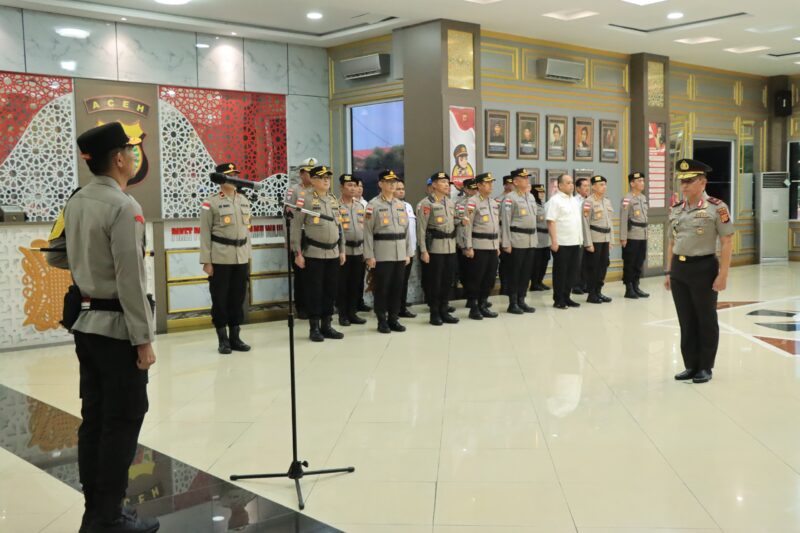 Kapolda Aceh Irjen Pol Marzuki Ali Basyah memimpin upacara kenaikan pangkat Dirpolairud Polda Aceh. Foto: Humas Polda Aceh