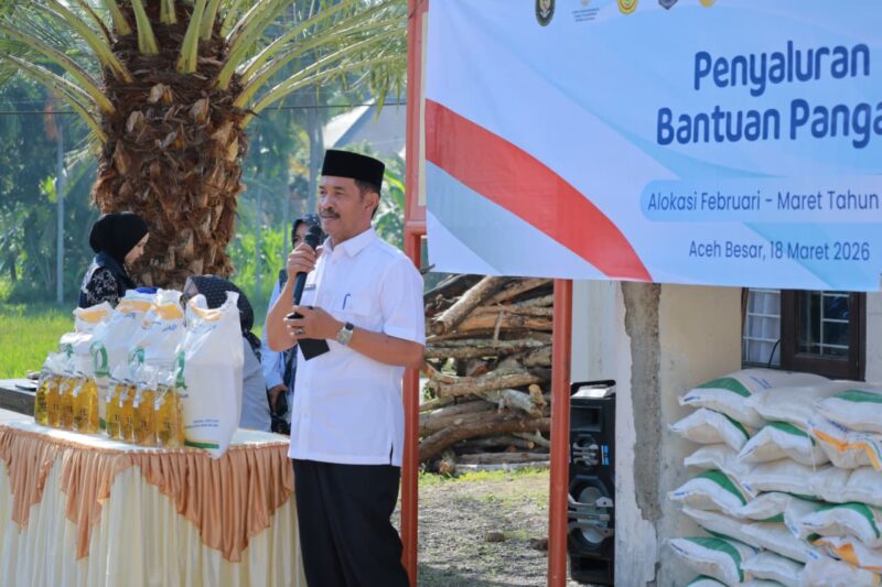 Wakil Bupati Aceh Besar Drs H Syukri A Jalil menyampaikan sambutan pada launching penyaluran bantuan pangan, di Gampong Lampuuk, Kecamatan Kuta Baro, Aceh Besar, Rabu (18/03/2026).
