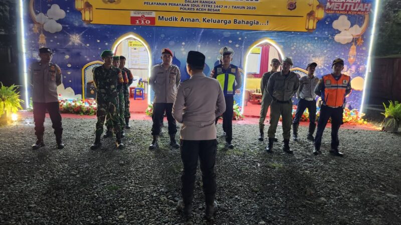 Petugas Satpol PP dan WH Aceh Besar, ikut apel kesiapsiagaan di Pos Pengamanan Mudik, Saree, Kecamatan Lembah Seulawah, Aceh Besar, Selasa (17/03/2026) malam.