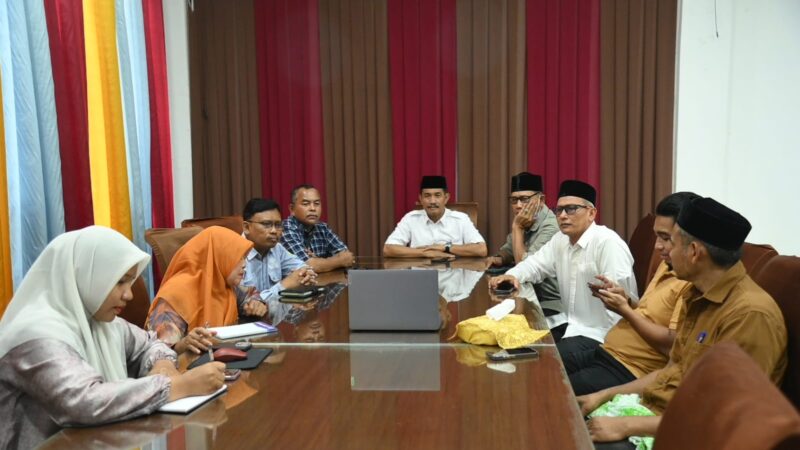 Wakil Bupati Aceh Besar, Drs H Syukri A Jalil, bersama jajaran, ikut zoom meeting bersama Deputi Kemendagri, serta pemerintah kabupaten/kota se-Aceh di Gedung Dekranasda Aceh Besar, Gampong Gani, Kecamatan Ingin Jaya, Rabu (18/03/2026).