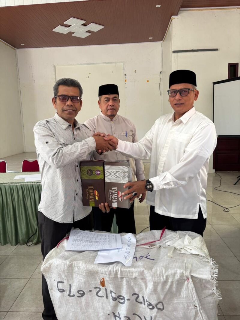 Asisten III Sekdakab Aceh Besar Abdullah S.Sos menyerahkan secara simbolis 2.040 Ija Krong (Sarung) kepada Camat Peukan Bada Salamuddin ZM SE untuk diteruskan kepada Imum Syiek dan Imam Rawatib Mesjid, para Khadam Mesjid hingga tenaga kebersihan jalan, di UDKP Kantor Camat Ingin Jaya, Rabu (18/03/2026).
