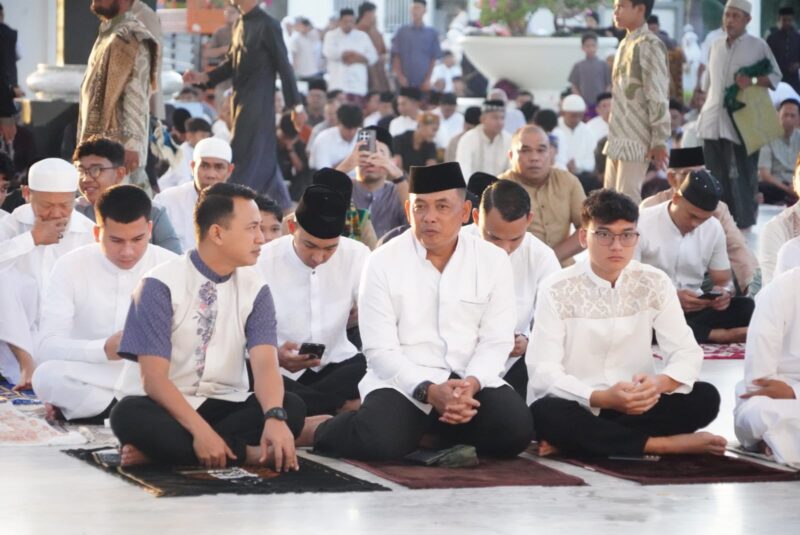 Kasdam IM Brigjen TNI Dwi Sasongko mengikuti rangkaian Sholat Idul Fitri 1447 H bersama masyarakat di Masjid Raya Baiturrahman, Banda Aceh, Sabtu (21/03/2026). Foto: Dok. Ist