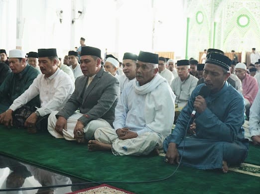 Bupati Aceh Besar H Muharram Idris bersama Wakil Bupati Aceh Besar melaksanakan sholat Ied Fitri 1447 H di Mesjid Agung Al Munawwarah di Kota Jantho, Sabtu (21/03/2026).
