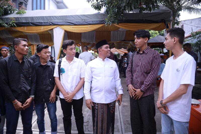 Bupati Aceh Besar Muharram Idris berbincang dengan para tamu saat open house dirumah pribadinya di Gampong Ajuen Lam Hasan, Kecamatan Peukan Bada, Senin (23/03/2026).