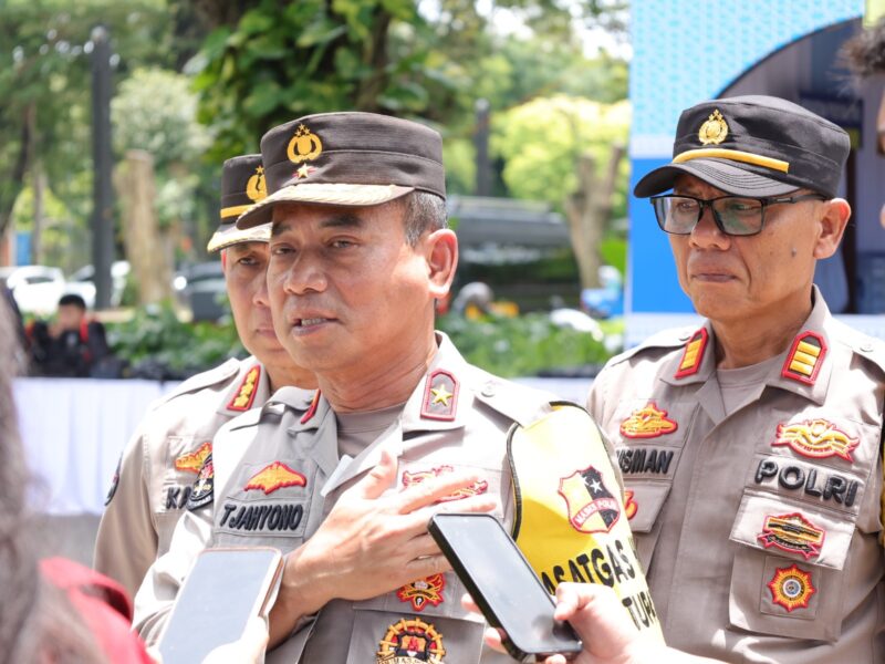 Kasatgas Humas Operasi Ketupat 2026 Brigjen Pol Tjahyono Saputro memberikan keterangan kepada awak media usai peninjauan pengamanan libur Lebaran di kawasan Taman Mini Indonesia Indah (TMII), Jakarta, Senin (23/03/2026). Foto: (Humas Polri).