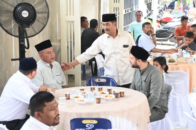 Wakil Bupati Aceh Besar Drs H Syukri A Jalil menerima tamu saat menggelar Open House di rumah kediaman Wabub Bupati Aceh Besar Drs H Syukri A Jalil di Gompong Cot Nambak, Kecamatan Blang Bintang, Aceh Besar, Senin (23/03/2026).