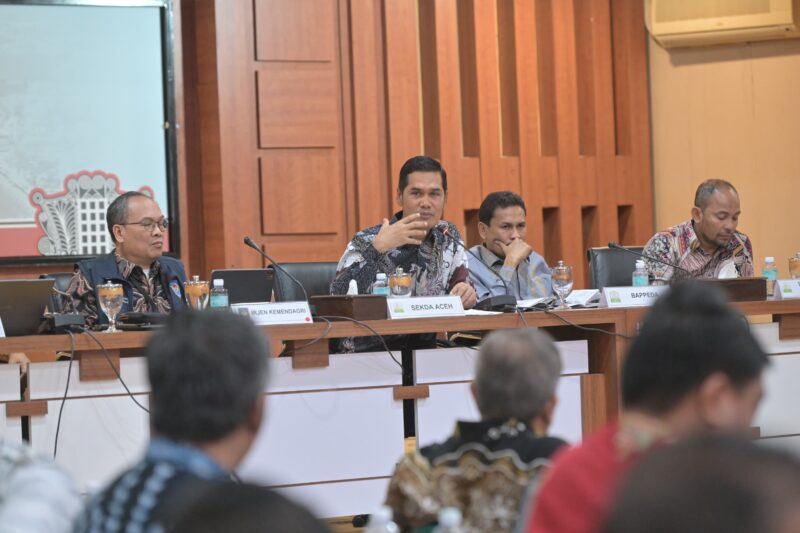 Sekretaris Daerah Aceh, M. Nasir, S.IP, MPA bersama Irjen Kemendagri rapat Monitoring dan  Evaluasi Penggunaan Tambahan Tranfer Keuangan Daerah (TKD) Pasca bencana dengan  kabupaten Kota yang terdampak dan SKPA Terkaiat di gedung serbaguna Setda Aceh, Banda Aceh, (26/03/2026).