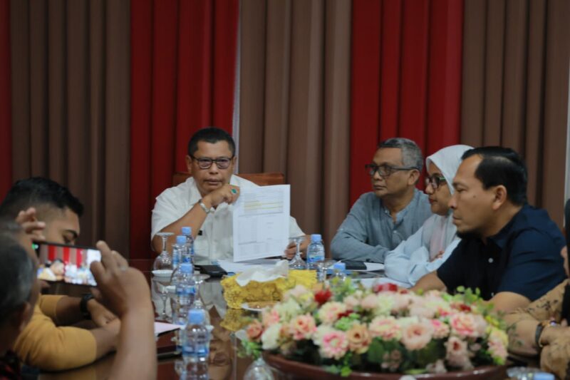 Sekdakab Aceh Besar, Bahrul Jamil SSos MSi memberikan penjelasan terkait Tunjangan Hari Raya (THR) dan gaji ke-13 bagi guru saat rapat dengan TAPD, di Gedung Dekranasda Aceh Besar, Jumat (27/03/2026).