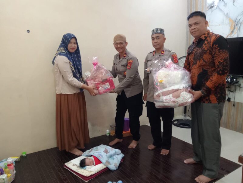 Polres Aceh Jaya menyerahkan bantuan bagi bayi yang ditemukan warga di wilayah Lamno, Jumat (27/03/2026). Foto: Dok. Polres Aceh Jaya