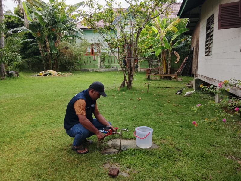 Petugas PDAM Tirta Mountala Aceh Besar sedang mengatasi masalah air keruh di Kecamatan Darussalam, Aceh Besar, Jumat (27/03/2026).