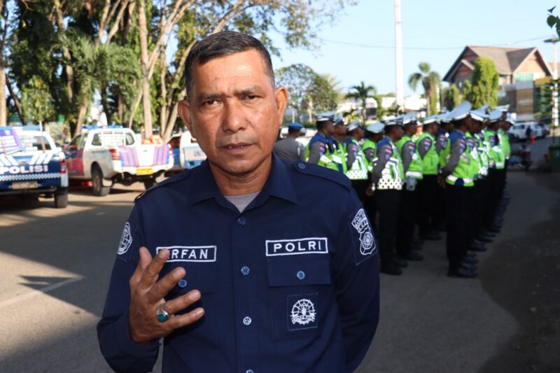 Kasi Humas Polresta Banda Aceh Iptu Erfa Gustiar memberikan keterangan kepada awak media terkait klarifikasi penanganan kasus pencurian di Warkop Muda Kopi, Sabtu (28/03/2026). Foto: (Humas Polresta Banda Aceh).