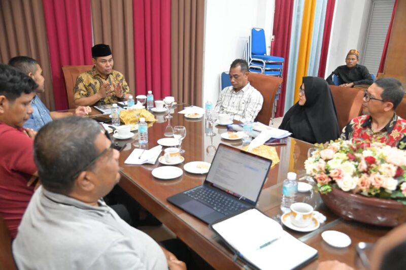 Bupati Aceh Besar, H Muharram Idris menyampaikan paparan saat menerima audiensi dengan PT. Mitra Aksi Insani di Gedung Dekrasda, Gampong Gani, Kecamatan Ingin Jaya, Aceh Besar, Sabtu (28/03/2026).