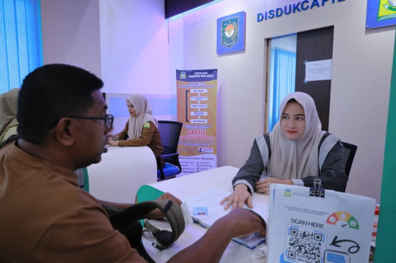 Petugas layanan MPP Aceh Besar sedang melayani masyarakat di MPP Aceh Besar Lambaro, Kecamatan Ingin Jaya, Senin (30/03/2026). 