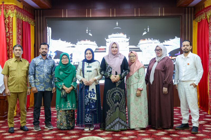 Ketua Dekranasda Aceh Marlina Muzakir, menggelar silaturrahmi dan halal bi Halal Idul Fitri 1447 Hijriah dengan seluruh jajaran pengurus Dekranasda Aceh, di Meuligoe Gubernur Aceh, Senin (30/03/2026) pagi.