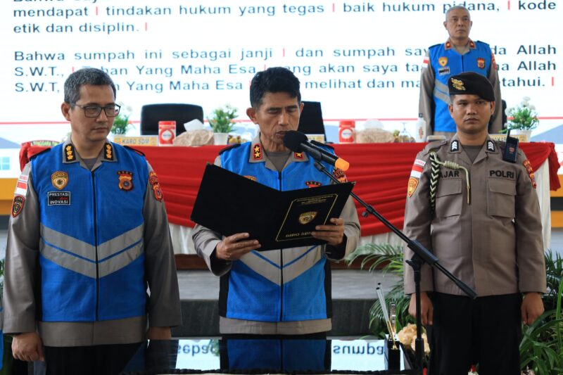 Kapolda Aceh Irjen Pol. Drs. Marzuki Ali Basyah, M.M memimpin pembacaan sumpah dalam kegiatan Pakta Integritas dan Pengambilan Sumpah Penerimaan Terpadu calon anggota Polri Tahun Anggaran 2026 di Meuligoe Tribata Polda Aceh, Banda Aceh, Selasa (31/03/2026). Foto: (Humas Polda Aceh).
