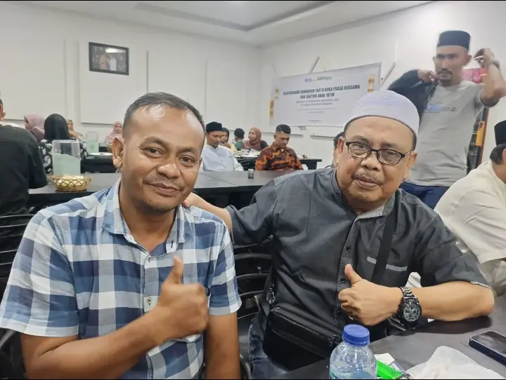 Ketua PWI Aceh M. Nasir Nurdin bersama Said Saiful saat menghadiri kegiatan silaturahmi dan buka puasa bersama di Banda Aceh, Jumat (13/03/2026).