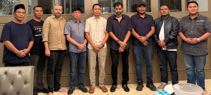 Gubernur Muzakir Manaf saat mengunjungi warga Langsa korban pengeroyokan di Jakarta.