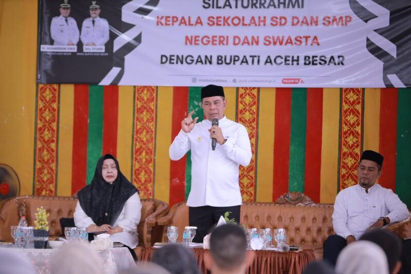 Bupati Aceh Besar H. Muharram Idris memberi sambutan saat silaturrahmi dengan kepala sekolah SD dan SMP, se-Aceh Besar di Aula SMPN 3 Ingin Jaya, Rabu (01/04/2026).
