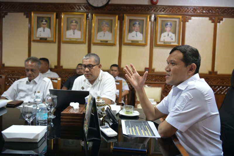 Wakil Gubernur Aceh, Fadhlullah, SE didampingi Asisten Perekonomian dan Pembangunan Sekda Aceh, Ir. T. Robby Irza serta dinas terkait Rapat Tindak lanjut pendataan Tim Verifikasi usulan dan BNBA calon penerima Huntap Kabupaten/ Kota secara zoom virtual musibah Bencana Hidrometeorologi diruang rapat wakil Gubernur Aceh, Rabu,(01/04/2026).