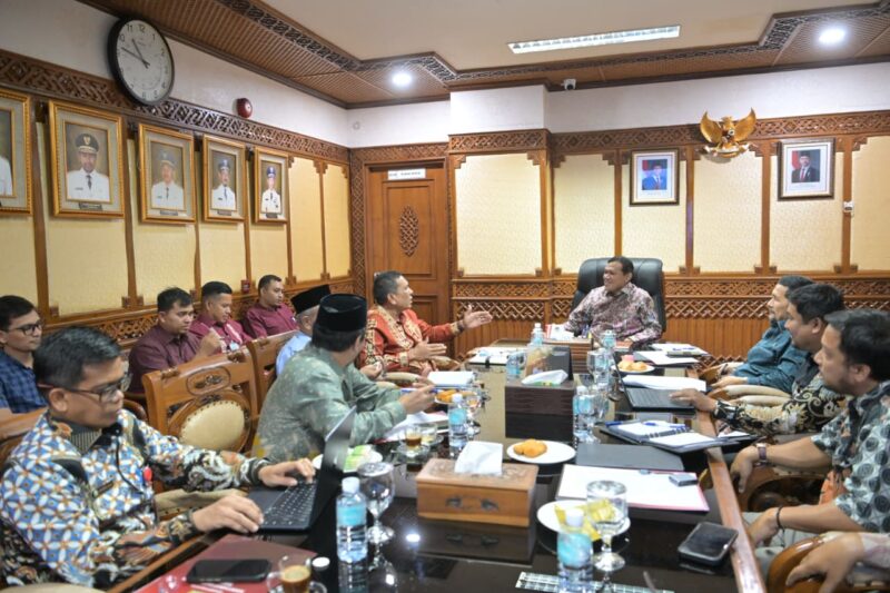 Wakil Gubernur Aceh, Fadlullah SE, dampingi Asisten I Setda Aceh, Syakir, M. Si dan Kepala SKPA terkait rapat dengan Wakil Bupati Pidie Jaya, Hasan Basri, S.T., M.M. di ruang Rapat Wagub Banda Aceh, (02/04/2026).