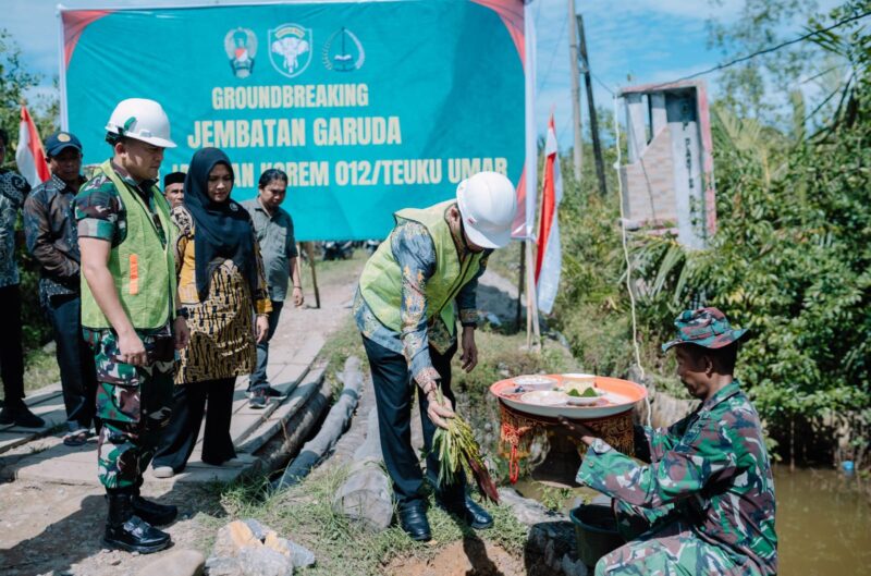 Pembangunan Jembatan Armco di Kabupaten Aceh Selatan resmi dimulai, ditandai dengan pelaksanaan peletakan batu pertama (ground breaking) yang berlangsung di Desa Pasi Rasian, Kecamatan Pasi Raja, Kamis (02/04/2026). Dok. Pendam IM